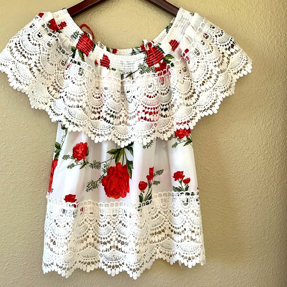 Women small (3-5) no boundaries top white with red flowers.🌺 20”L-14”pit to pit